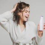 Cum să scapi definitiv de mătreață cu cele mai bune șampoane antimatreață